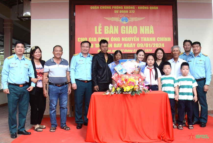 Sư đoàn 372 bàn giao nhà cho gia đình ông Nguyễn Thanh Chính sau tai nạn bay ngày 9-1